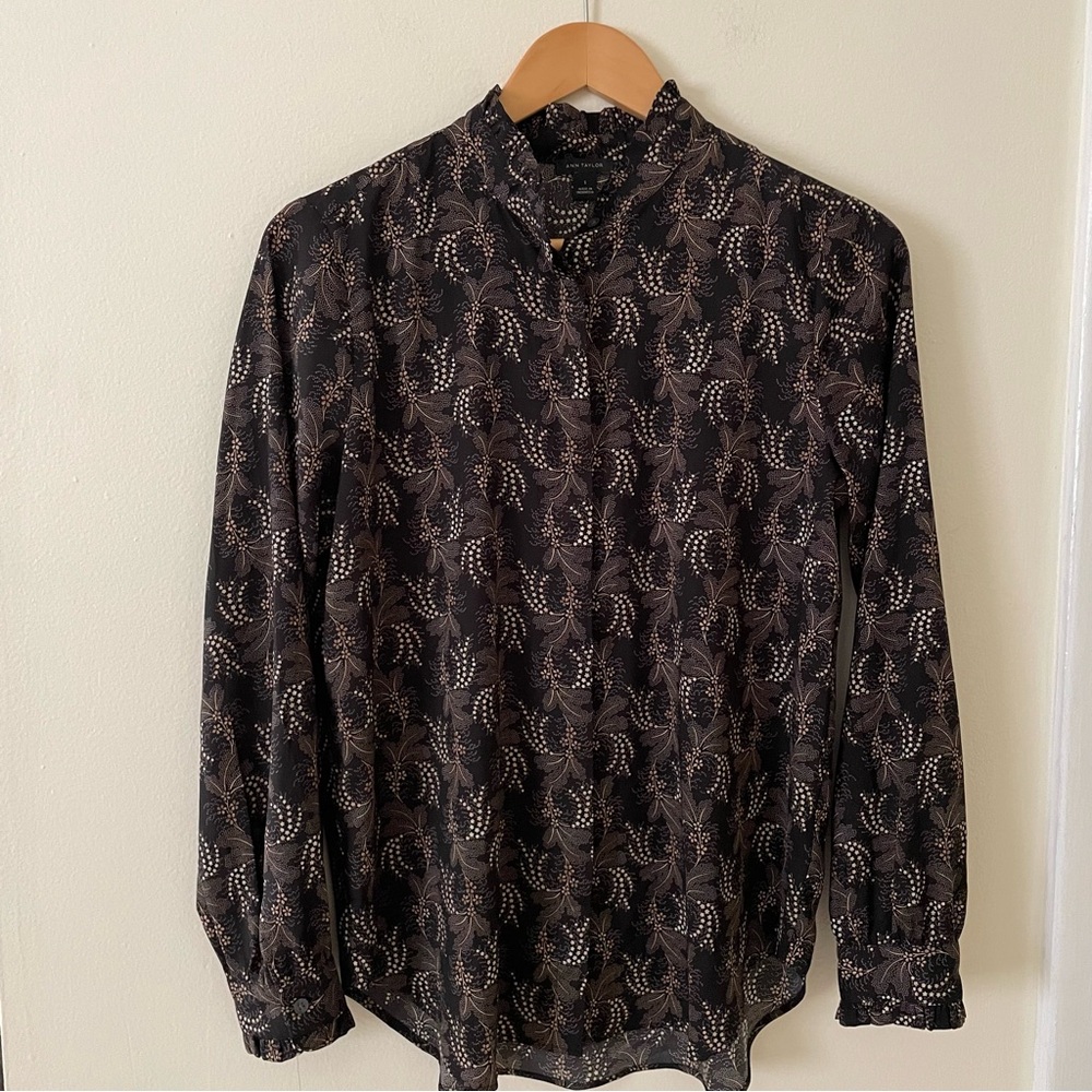 Like New 🤎 Ann Taylor Black and White Patterned Blouse - Picture 7 of 8